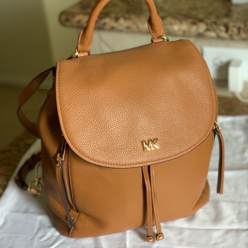 Evie Medium Leather Backpack